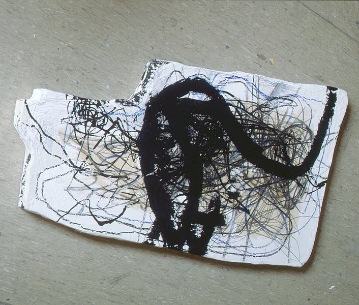 ohne Titel (Franz West und Otto Zitko), 1986, Holz, Sperrholz, Dispersion, Tusche, Kreide, 65 x 120 x 5,5 cm